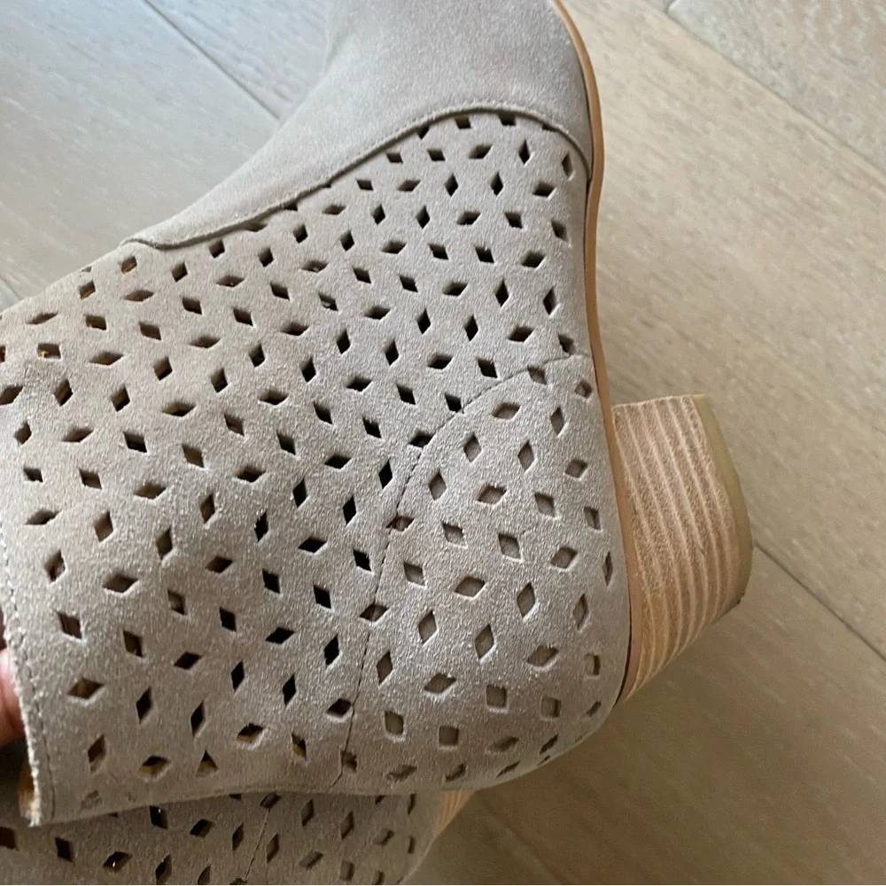 Soludos Lola taupe suede Perforated Ankle Booties 8.5 - Picture 5 of 10